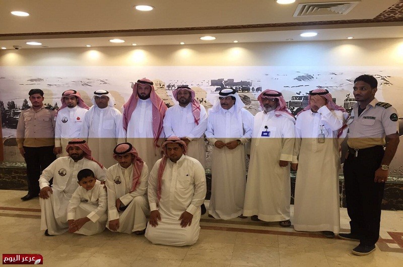 لجنة اصدقاء المرضى تعايد المنومين في المستشفيات بالهدايا والورود