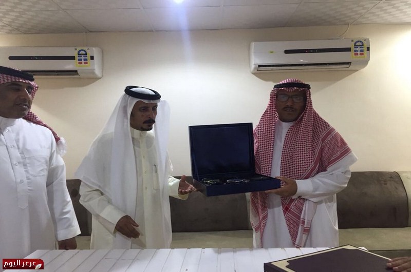 منسوبو مدرسة الإمام الغزالي يكرمون زميلهم بعد إحالته إلى التقاعد