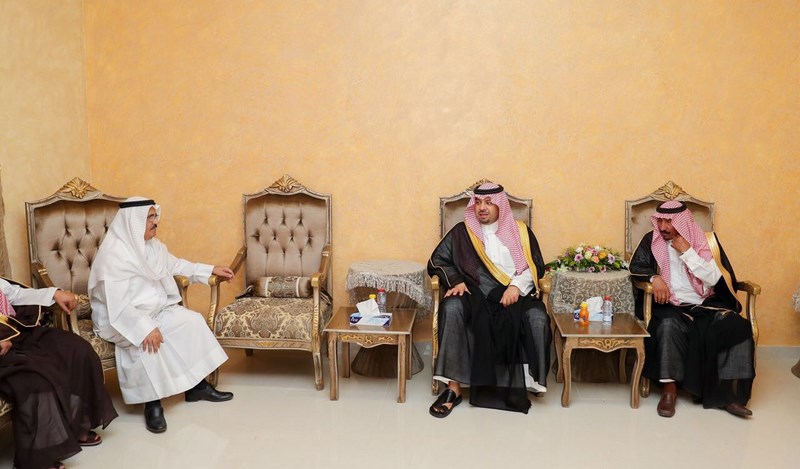 أمير الحدود الشمالية يعزي في وفاة الشيخ عقيل المجلاد