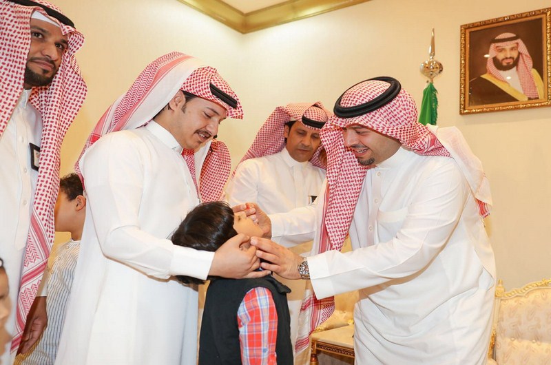 سمو أمير المنطقة يدشن حملة تطعيم طلاب وطالبات الصف الأول الابتدائي