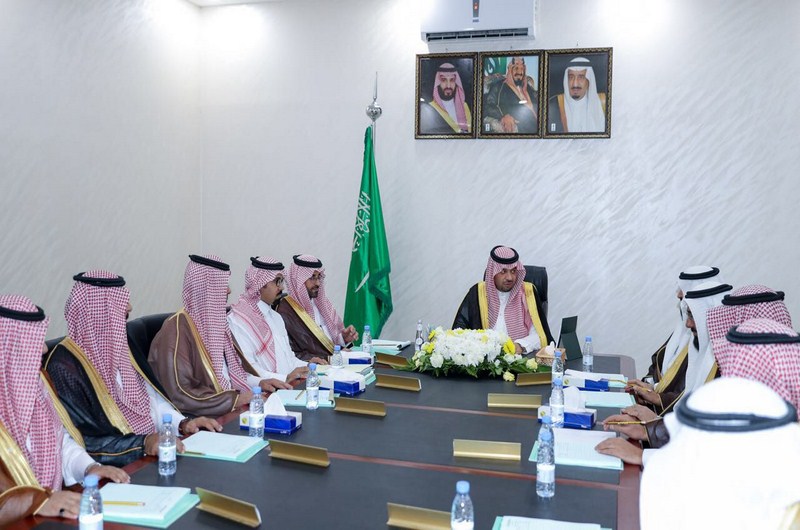 أمير الحدود الشمالية يوجه الإدارات الخدمية بمتابعة المشروعات ووضع الحلول العاجلة لمعوقات العمل