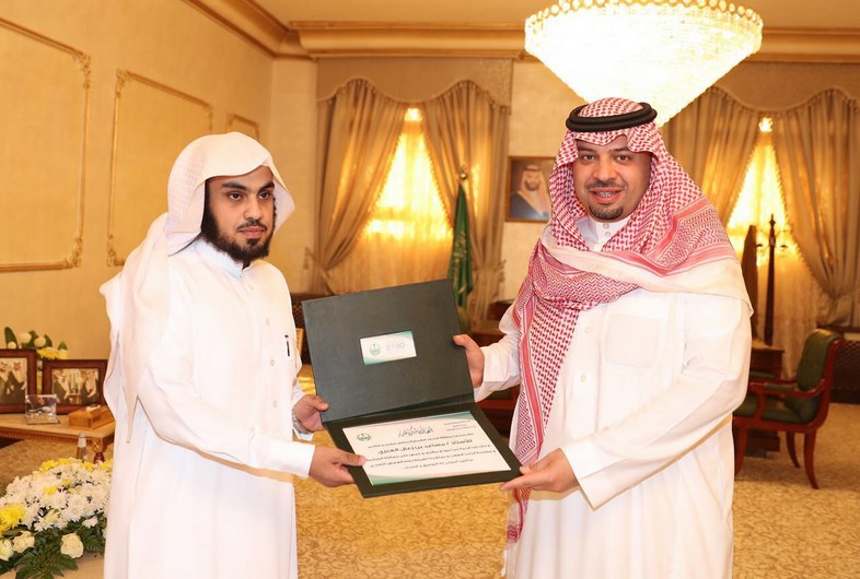 سمو أمير منطقة الحدود الشمالية يكرم معلم قطع إجازته المرضية لأجل طلابه