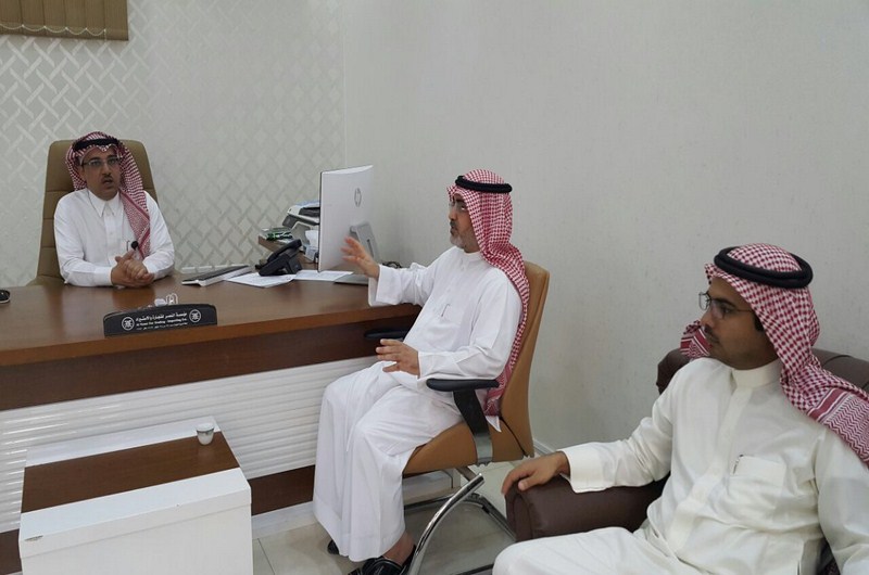 المدير العام بالإنابة يطمئن على صحة الطالب عبدالاله العنزي