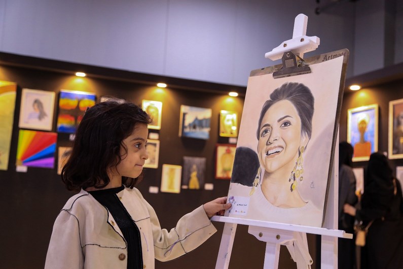 معرض الابداع التشكيلي يواصل فعالياته لليوم الثاني بمجمع عرعر مول