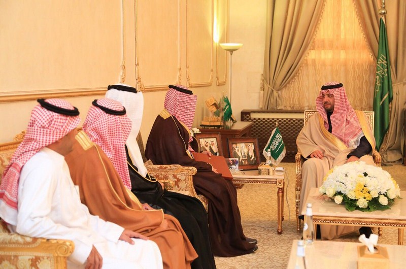 أمير الحدود الشمالية يدعو رجال الأعمال والشركات لدعم برامج لجان التنمية بالمنطقة