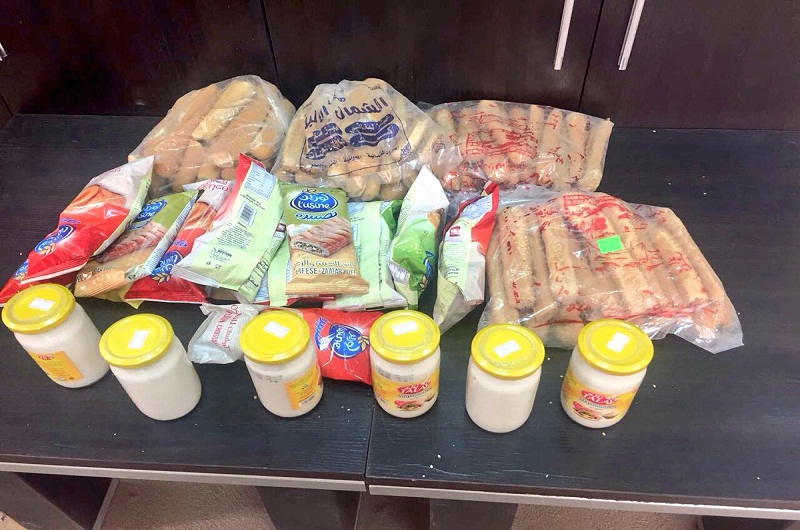 بلدية العويقيلة تصادر مواد غذائية منتهية الصلاحية