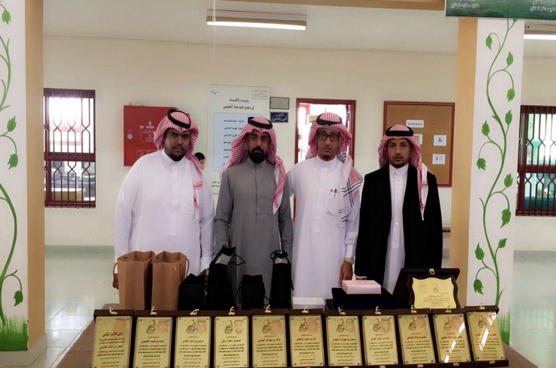 تكريم المعلمين والطلاب وأولياء الأمور بمجمع الضاحية التعليمي