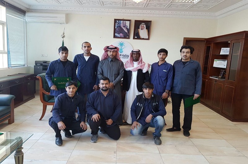 مدير فرع وزارة النقل بالمنطقة يكرم عدد منطلاب كلية التقنيه بعرعر المتدربين على جهودهم المتميزة خلال الفترة المقررة لتدربيهم