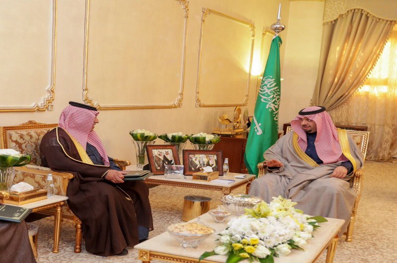 سمو أمير المنطقة يلتقي رئيس فرع جمعية الثقافة والفنون بالمنطقة