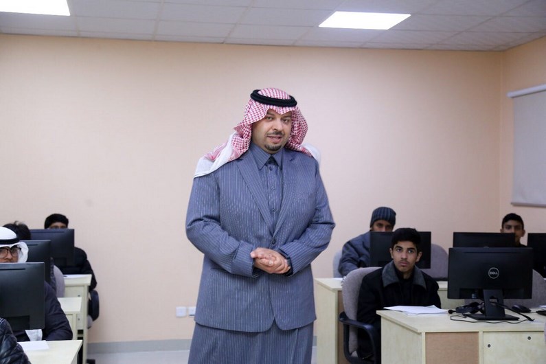 سمو أمير المنطقة يتفقد المدارس في أول أيام الفصل الدراسي الثاني