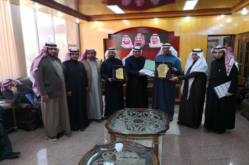 مجلس بلدي عرعر يكرم رئيسه السابق