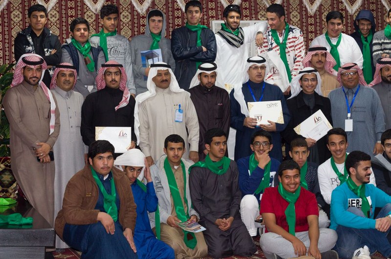 طلاب يبرزون مواهبهم الشعرية والقصصية ضمن فعاليات معرض الكتاب الخيري الأول في عرعر مول