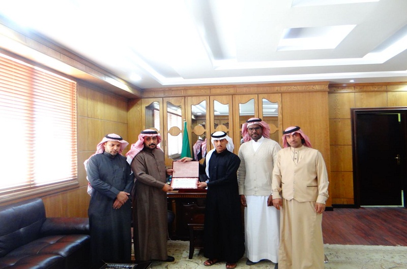 رئيس بلدية ابن شريم بالحدود الشمالية يكرّم مغرد على