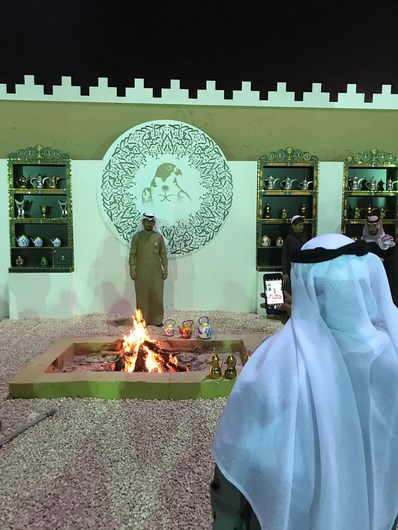 شعار جناح منطقة الحدود الشمالية في الجنادرية يجذب الزوار لأخذ صور تذكارية