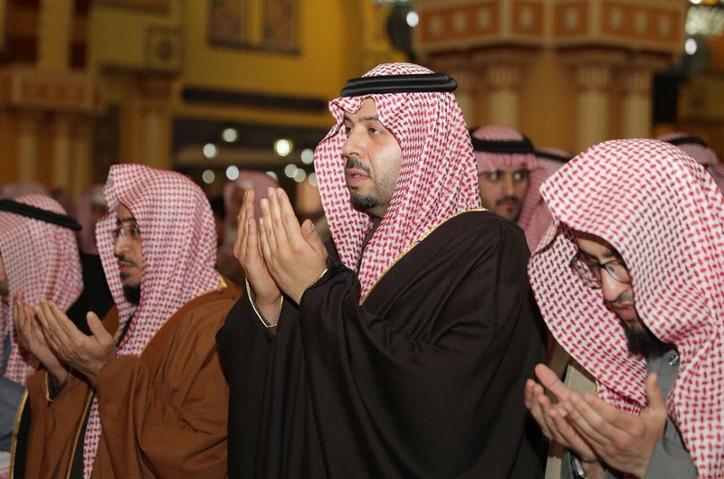 سمو أمير المنطقة يتقدم المصلين في صلاة الاستسقاء