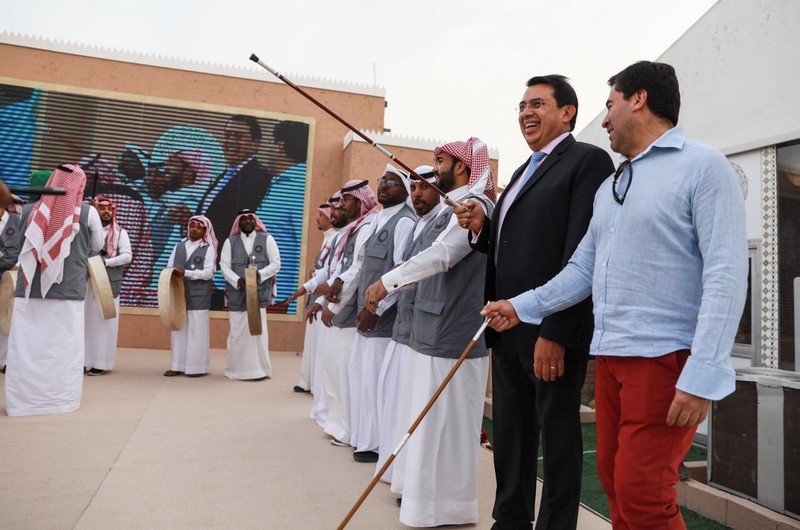 شاهد بالصور .. السفير المكسيكي في السعودية يشارك بالعرضة في جناح الشمالية
