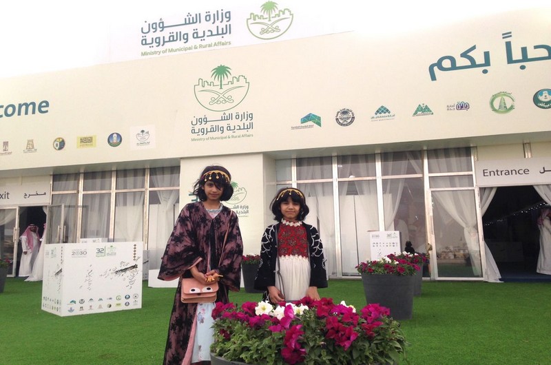 الزوار يتوافدون على جناح أمانة الحدود الشمالية بالجنادرية