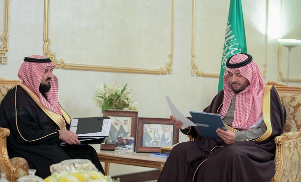 أمير الحدود الشمالية يلتقي مدير عام التعليم بالمنطقة