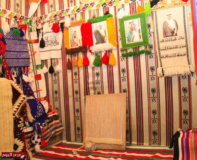 النول واستخداماته في حياة البادية يلفت أنظار زوار السوق الشمالي بجناح المنطقة بالجنادرية