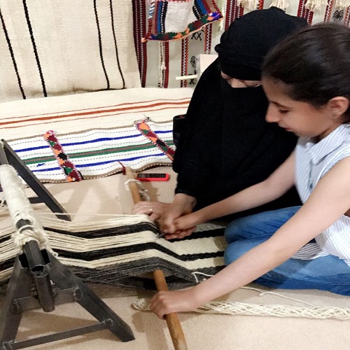 «الحرف اليدوية» .. حنين الآباء بلمسات الأبناء