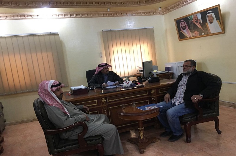 بلدي طريف يعقد اجتماعه مع احد المقاولين المشرفين على مشاريع البلدية