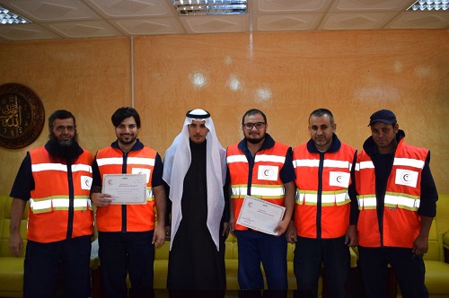هيئة الهلال الاحمر بالمنطقة تكرم اثنين من منسوبيها لجهودهم المتميزه في اداء عملهم الاسعافي في الميدان