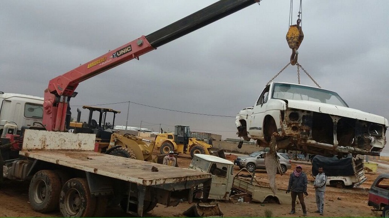 ضمن مبادرة إزالة التشوه البصري بالمحافظة : بلدية العويقيلة تزيل 40 سيارة تالفة