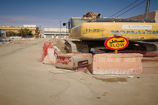 بالصور مقاول يستغل عامود إنارة ليضيء مشروع وتوصيلات كهربائية عشوائية