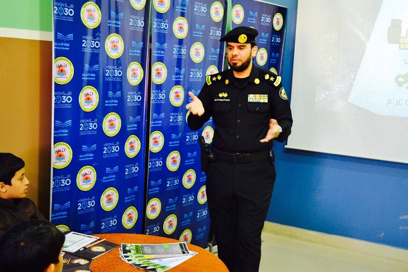 المقدم رابح شليويح يقدم محاضرة توعوية حول التعامل مع رجال الأمن بمدارس التطوير العلمي