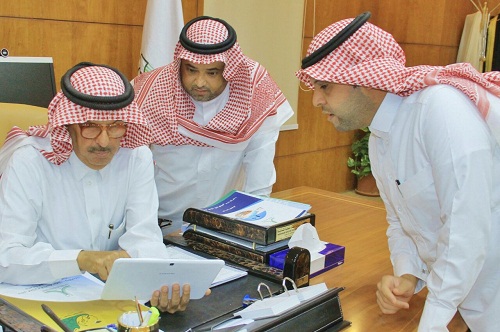 مدير جامعة الحدود الشمالية يدشن بوابة القبول الإلكتروني للمنح الدراسية لغير السعوديين ومتابعة الخريجين السعوديين