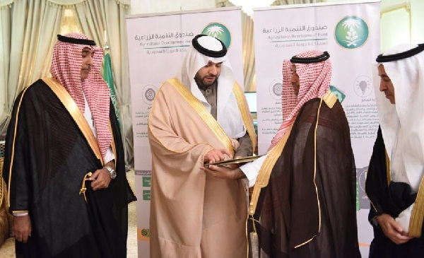 أمير الحدود الشمالية يدشن البرنامج الخاص لإقراض مربي الماشية في المنطقة