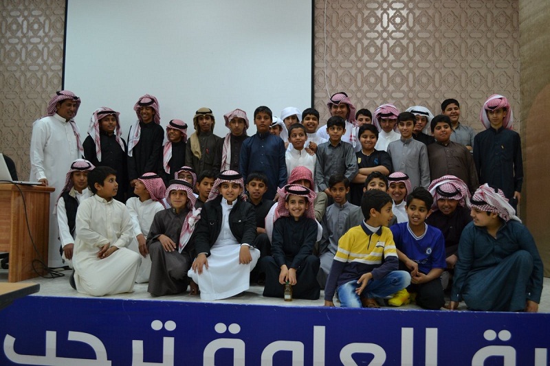 طلاب مجمع الضاحية التعليمي يزورون المكتبة العامة بعرعر