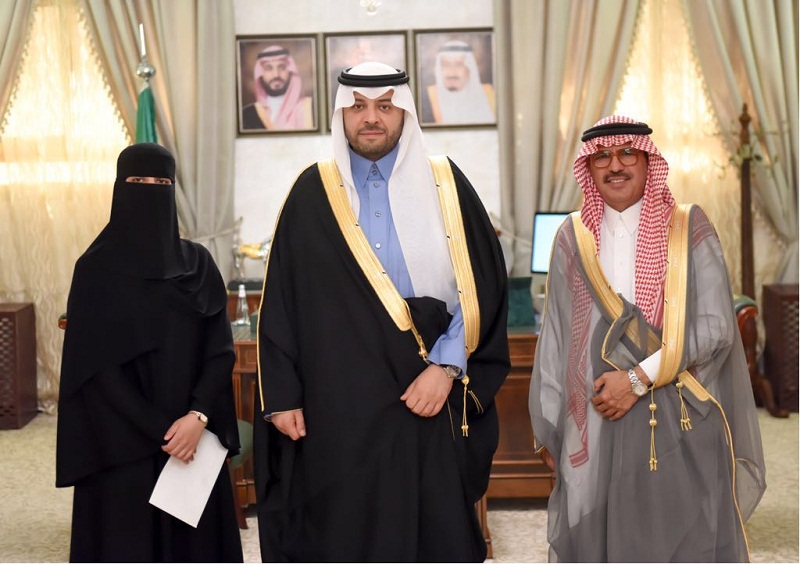 أمير الحدود الشمالية يكرّم طالبة لحصولها على درجة متميزة في اختبار هيئة التخصصات الطبية