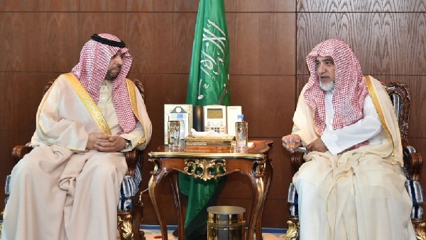 أمير منطقة الحدود الشمالية يبحث مع معالي وزير الشؤون الإسلامية عدد من المسائل المتعلقة بأعمال ونشاطات فرع الوزارة بالمنطقة .