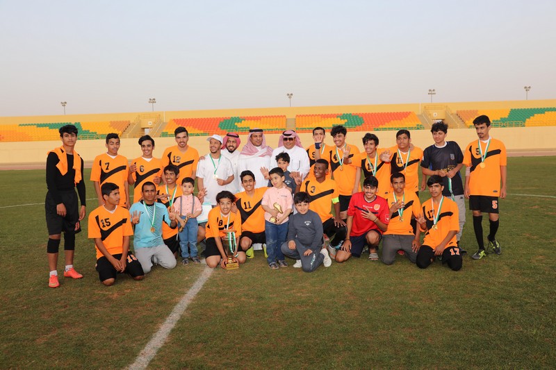 ثانوية الملك سعود تحقق كاس بطولة القدم كرة القد للمرحلة الثانوية