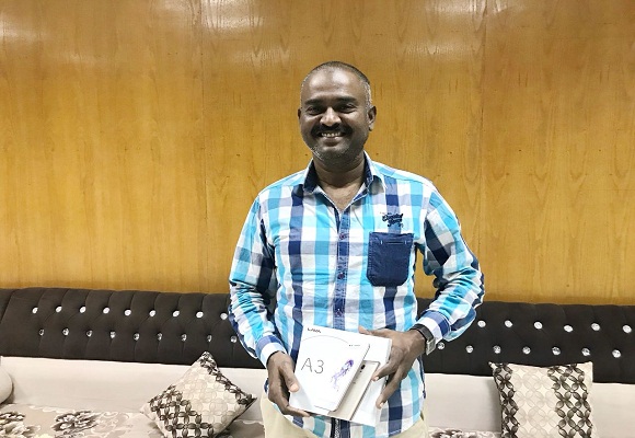 رفحاء .. صاحب محل جوالات يقدم هدية لمسلم جديد