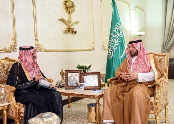 أمير الحدود الشمالية يستقبل مدير فرع وزارة الإسكان بالمنطقة