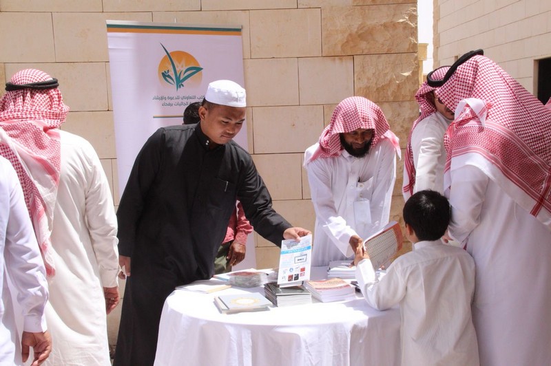 بالصور .. تعاوني رفحاء يقيم معرضاً دعوي للجاليات بعد صلاة الجمعة بجامع الأميرة سارة