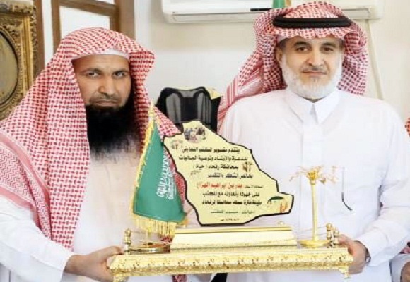 تعاوني رفحاء يكرمون محافظ رفحاء الهزاع لتعاونه مع المكتب خلال فترة عمله