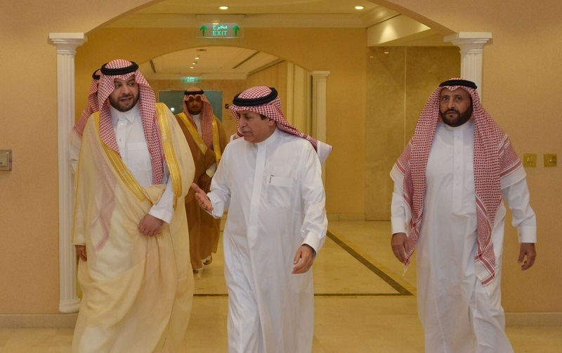 أمير منطقة الحدود الشمالية يلتقي وزير الخدمة المدنية