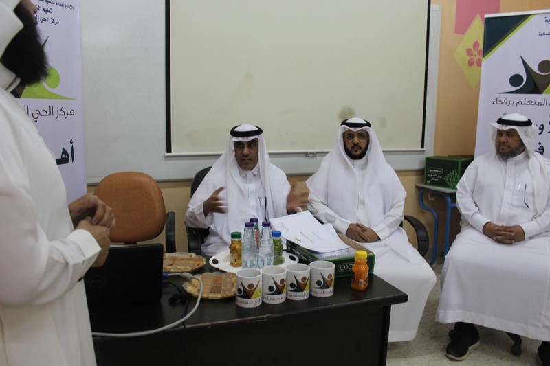 العنزي يزور مركز الحي المتعلم برفحاء