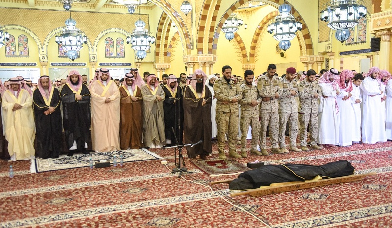 أمير الحدود الشمالية يعزي ذوي الشهيد السليم