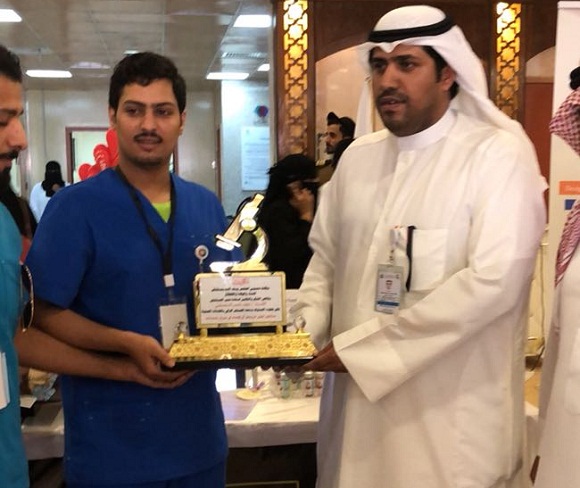 منسوبو المختبر بمستشفى النساء والاطفال بعرعر يكرمون مديرهم