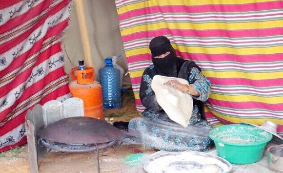 خبز الصاج لم يغب عن مشهد فعاليات لينة التراثية