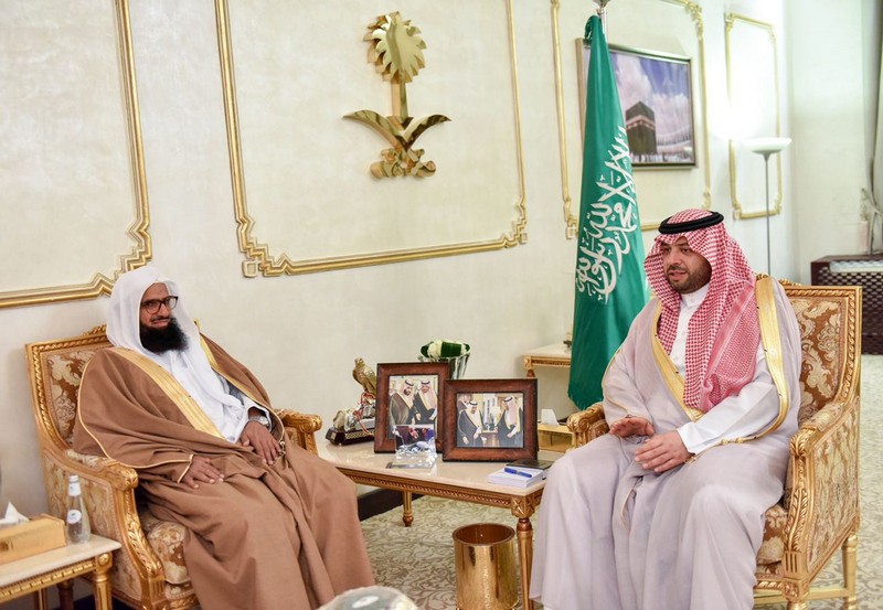 أمير الحدود الشمالية يلتقي عضو هيئة كبار العلماء الشيخ عبدالله الخنين