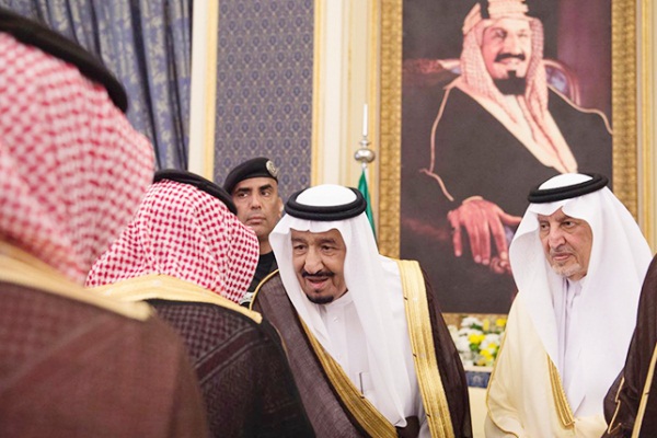 بالصور.. خادم الحرمين يستقبل جمعًا من الأمراء والعلماء والمواطنين بقصر السلام
