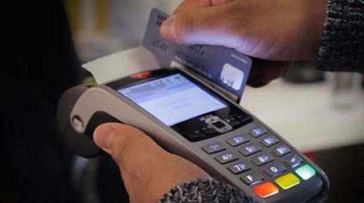 اقتراح بإلزام المحلات التجارية الصغيرة بـ”الدفع الإلكتروني” لمكافحة التستر