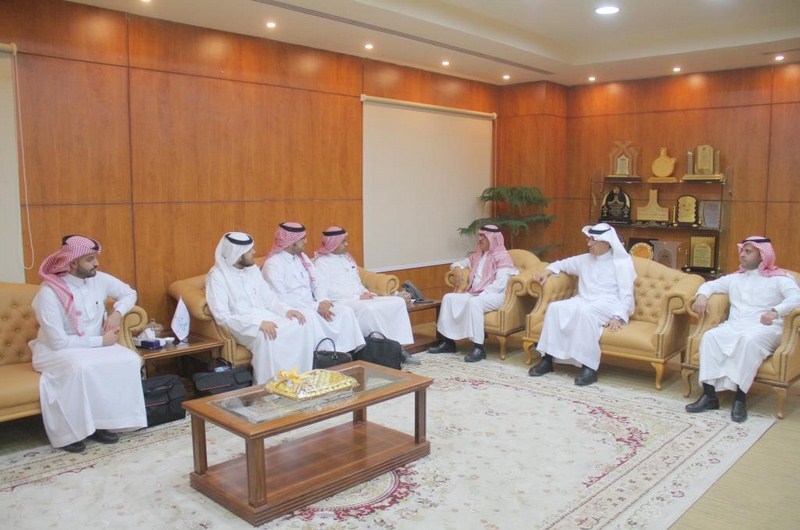 مدير جامعة الحدود الشمالية يستقبل وفداً من مركز الإنجاز والتدخل السريع التابع لمجلس الشؤون الاقتصادية والتنمية