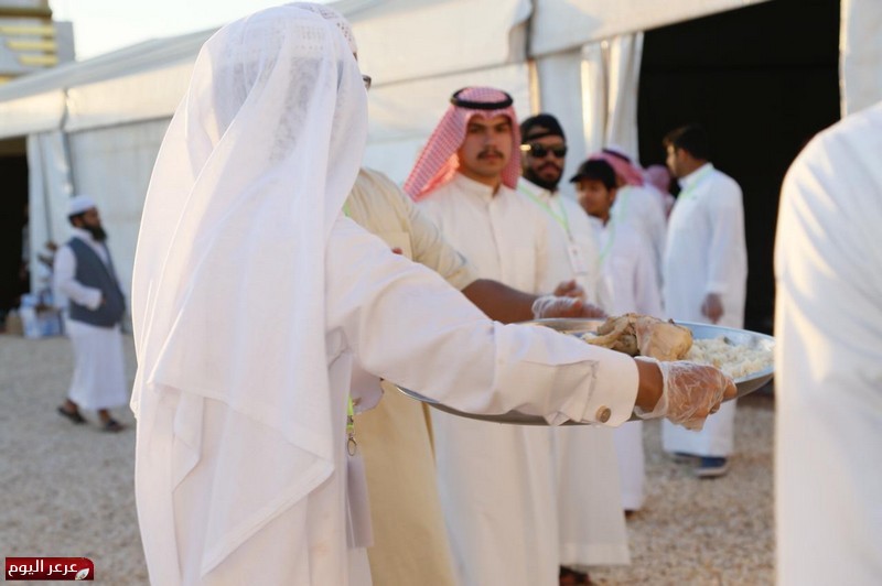 بالصور .. شباب رفحاء يتكاتفون في توزيع وجبات مشروع إفطار صائم