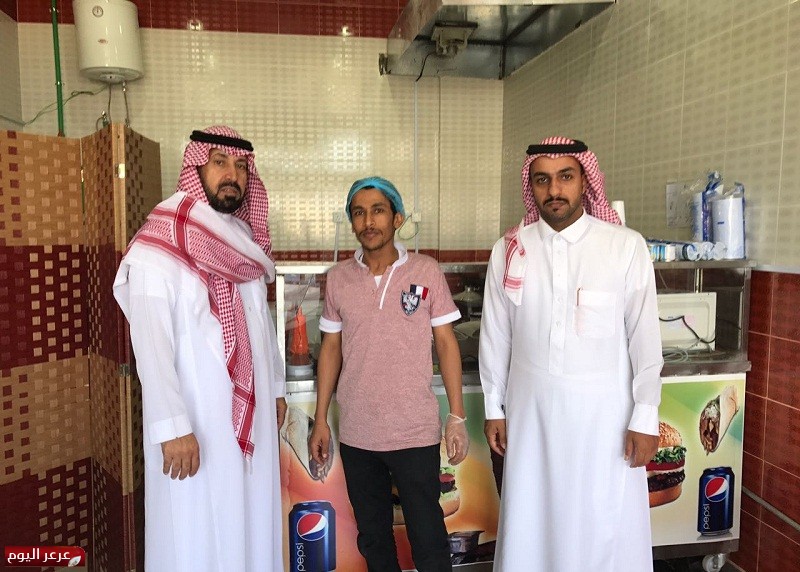 مدير عمل طريف يزور أول بوفيه سعودي بالمحافظة